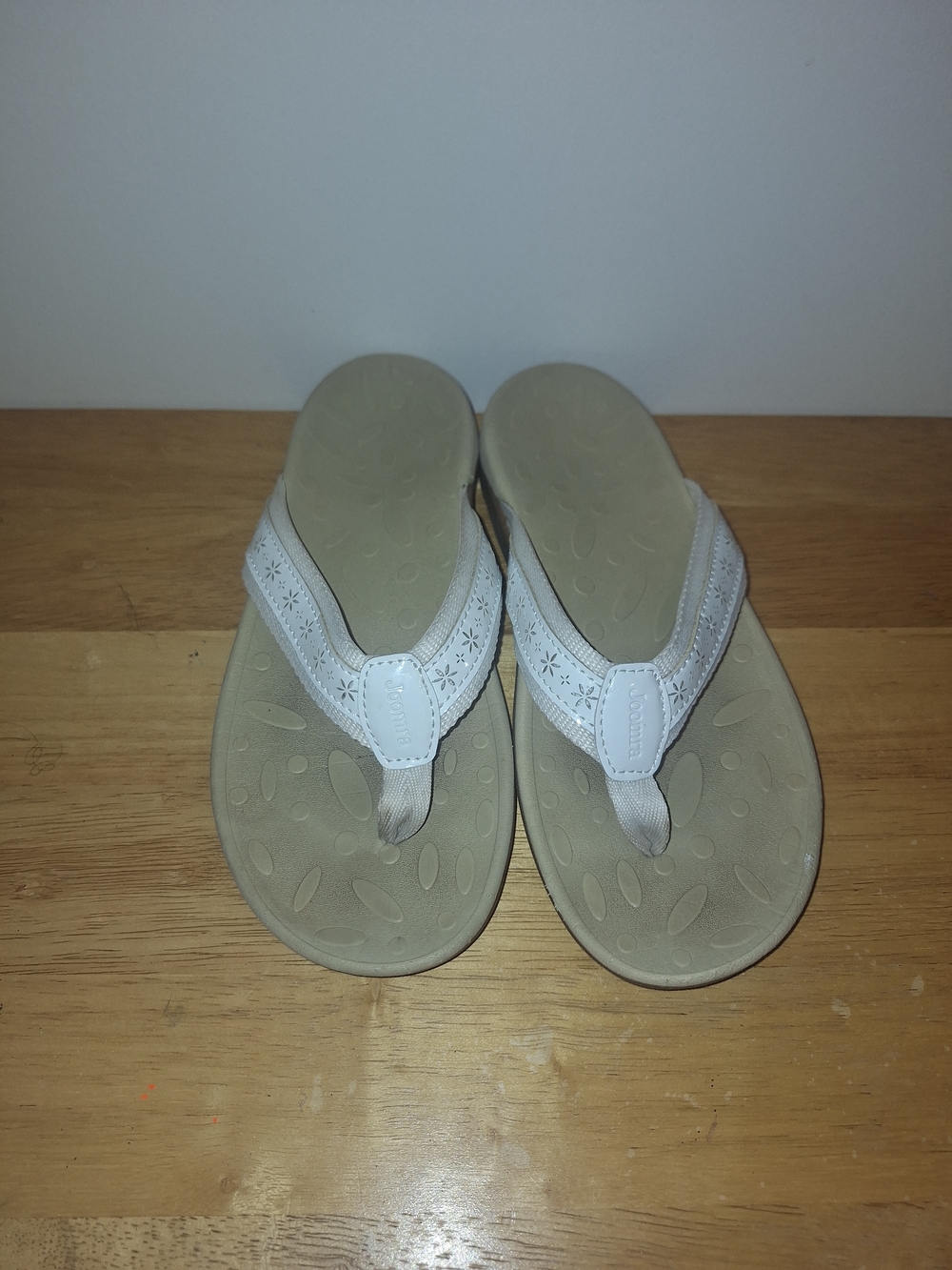 Women's White Floral Trim Flip Flop Sandals